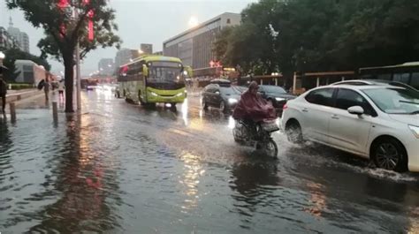 fob_直击北京暴雨 官方建议错峰下班